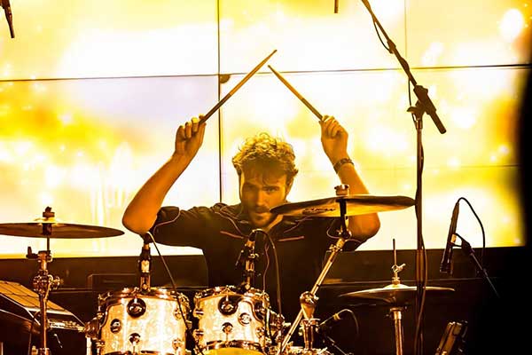Henry Rogers performing live in front of a screen